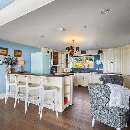 Suantrai * Roundstone